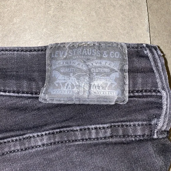 Levi’s 311 Shaping Skinny Size 27 Faded Black Cutoff Jean High Waist Shorts - Picture 4 of 13